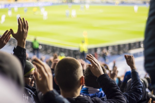 fans clapping